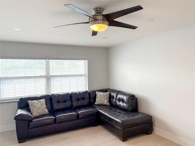 Building Photo - 4541 N Ocean Dr