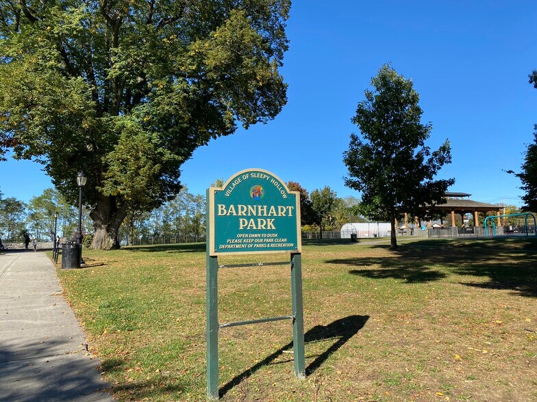 Park at corner of the street - 18 Francis St