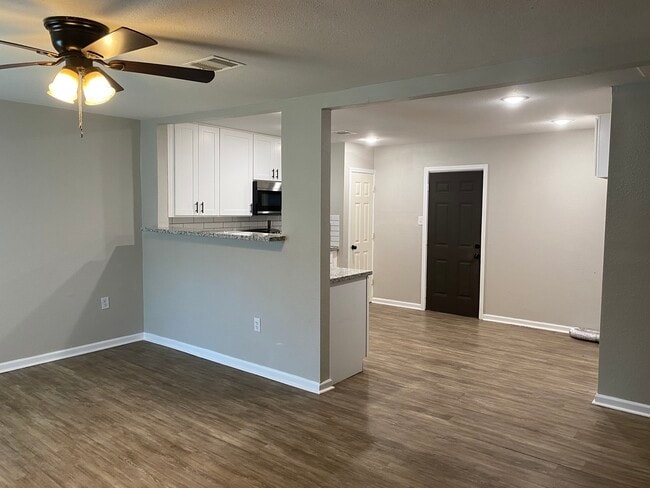 Building Photo - 2016 Magnolia Dr