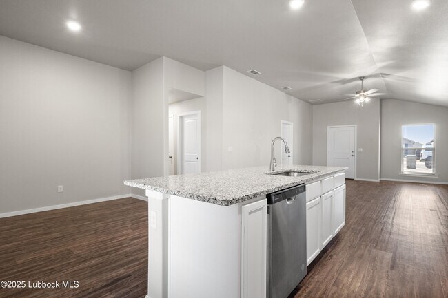 Building Photo - 2031 Kenwood Ave