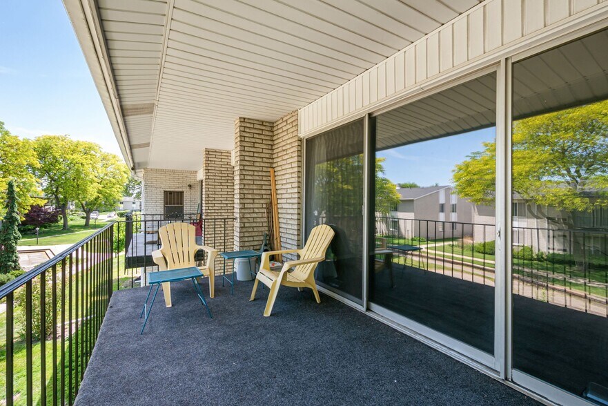 Building Photo - 8657 Kennedy Cir N