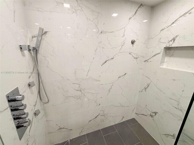 Building Photo - 601 NE 36th St