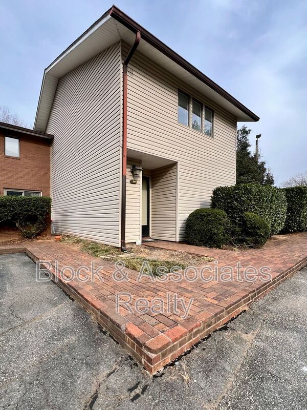 Building Photo - 207 Forest View Ct