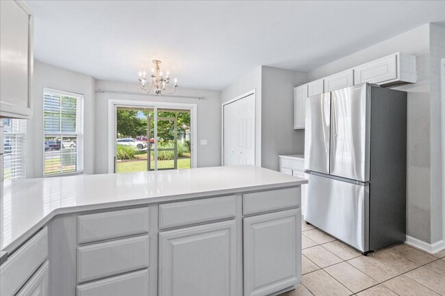 Building Photo - Cute, Convenient Townhome!