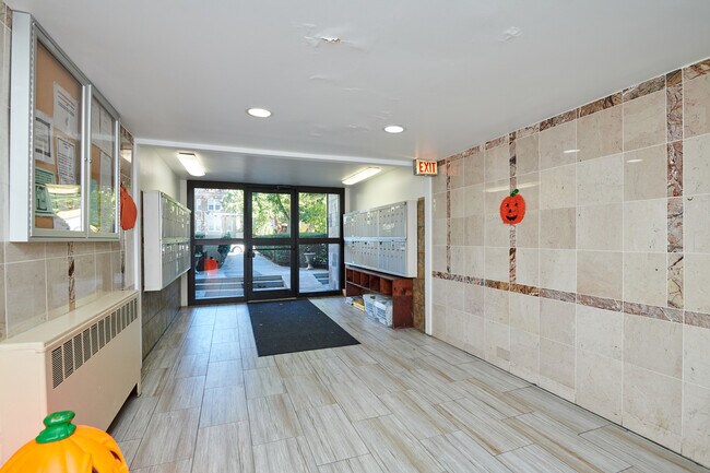 Building Photo - 2115 W Farwell Ave