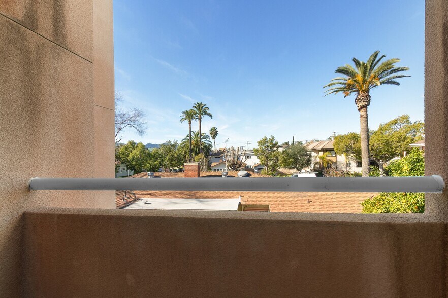 Building Photo - 321 W Dryden St