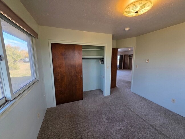 Building Photo - Single level duplex with attached single-c...