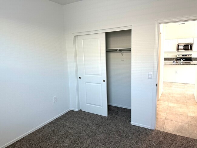 Building Photo - Gorgeous NEWER 4 bedroom 2 bath home in Carlton