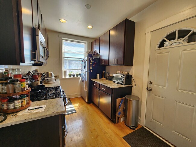 Building Photo - Spacious Updated 2 bed/1 bath in North Park