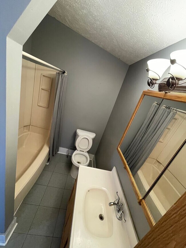 Building Photo - Bright and spacious 1 bedroom apartment