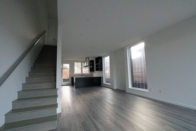 Building Photo - Beautiful 2bd/2.5ba North Portland Townhom...