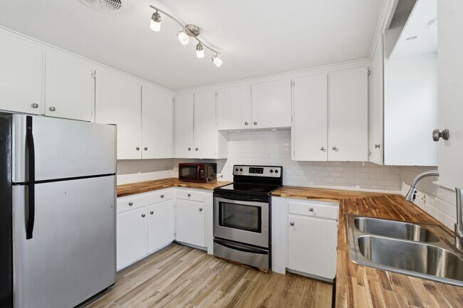 Building Photo - Charming 3 Bedroom 1 Bath near Route 66!