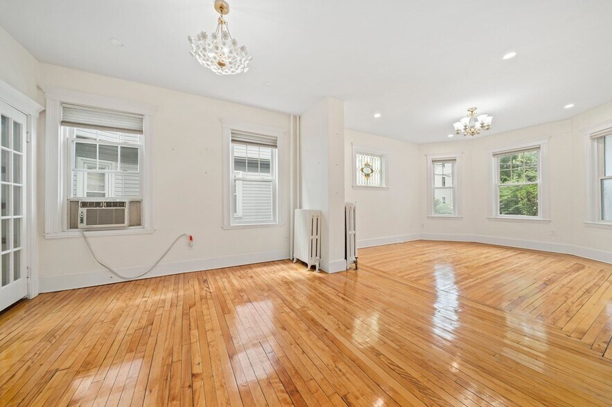 Building Photo - 108 Trowbridge St