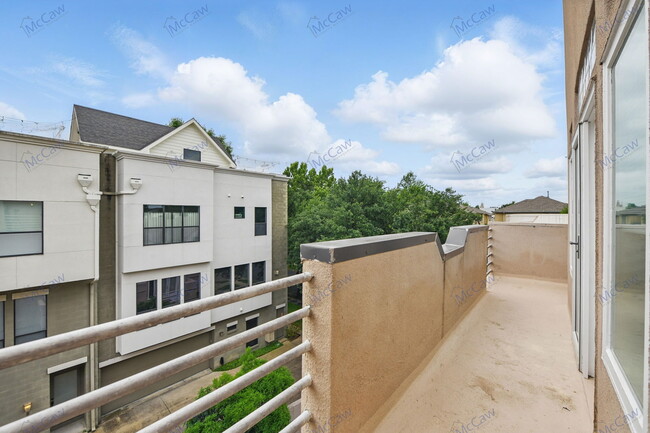 Building Photo - 4040 Avondale Ave