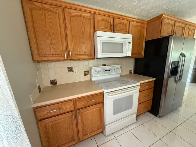 Building Photo - Spacious 4BR/2BA Tri-Level Home in Histori...