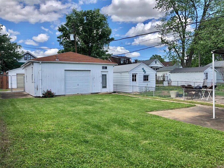 Building Photo - 6537 Mardel Ave