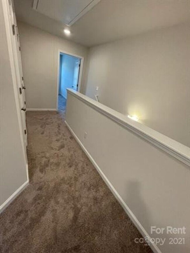 Building Photo - 3 Bedroom Townhome with 1 Car Garage!