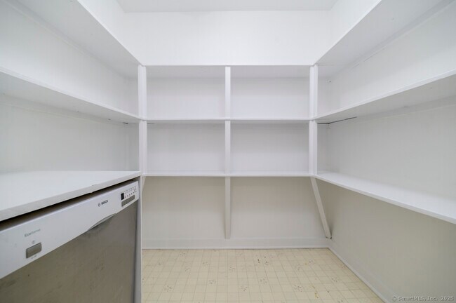 Building Photo - 231 Flax Hill Rd