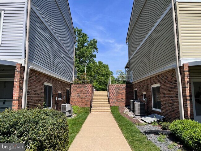 Building Photo - 15012 Eardley Ct