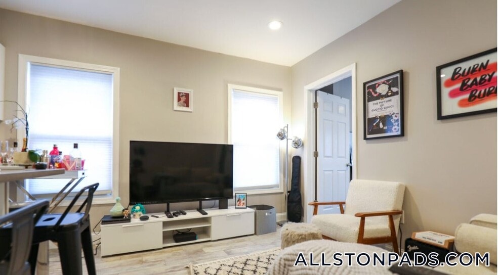 Building Photo - 77 Linden St