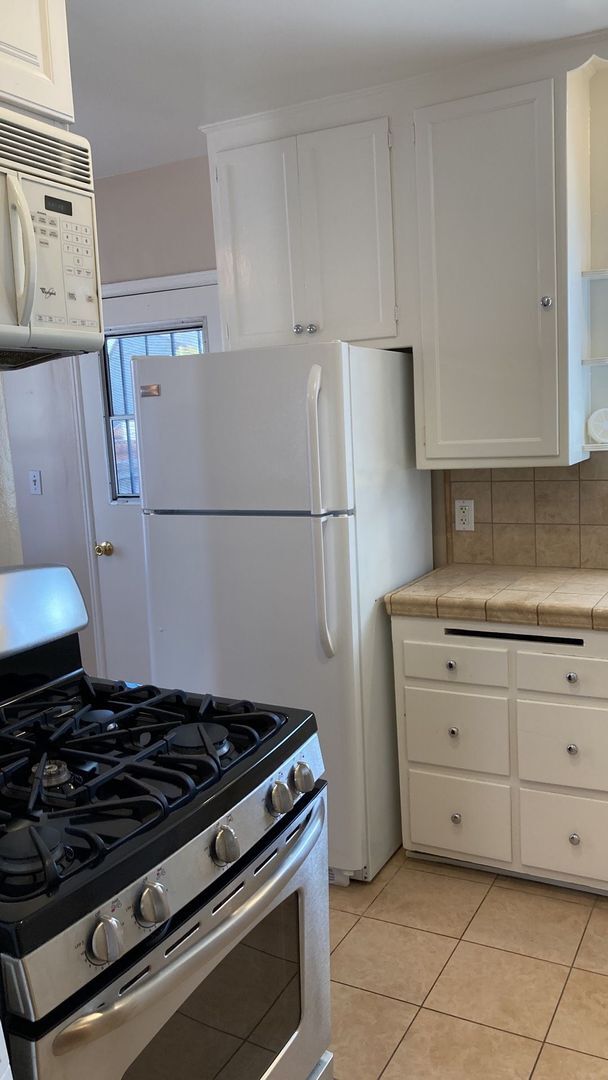 Building Photo - 2212