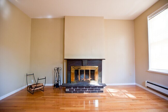 Building Photo - $1040-1 BD/1BA w Heat near Brady*** HALF OFF FIRST MONTH***