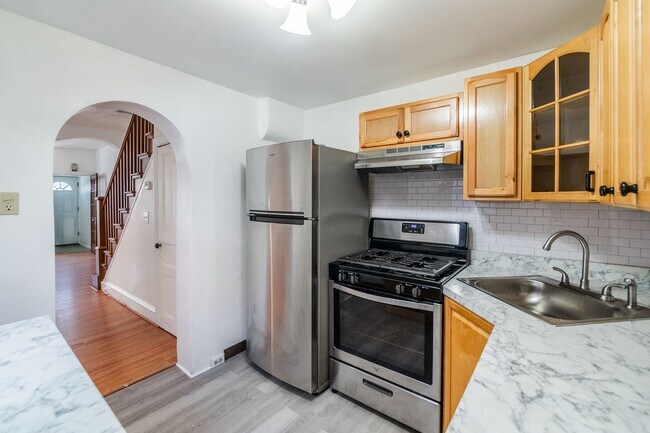 Building Photo - Four Bed Norris Square Home