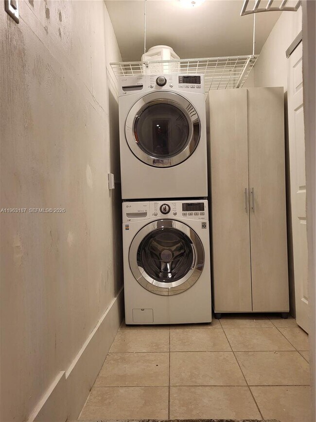 Building Photo - 30 NE 56th St