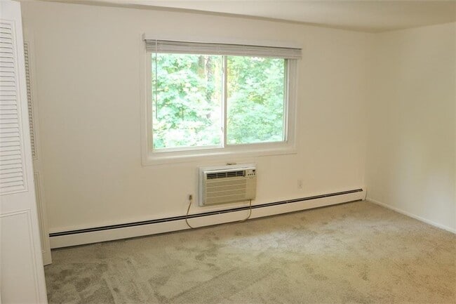 Building Photo - 494 Putnam Pike