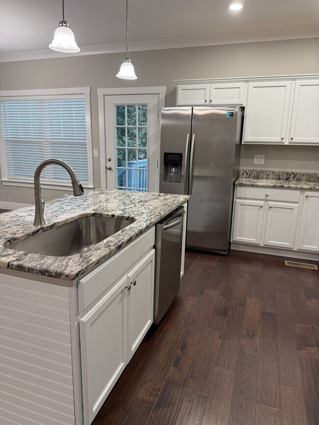 Building Photo - Spacious & Convenient!