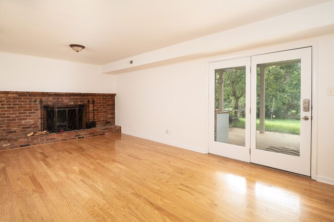 Building Photo - 11744 N Williamsburg Dr