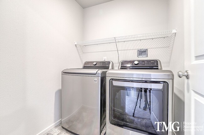 Building Photo - 3 Bed 2.5 Bath Townhome on a Corner Lot in...