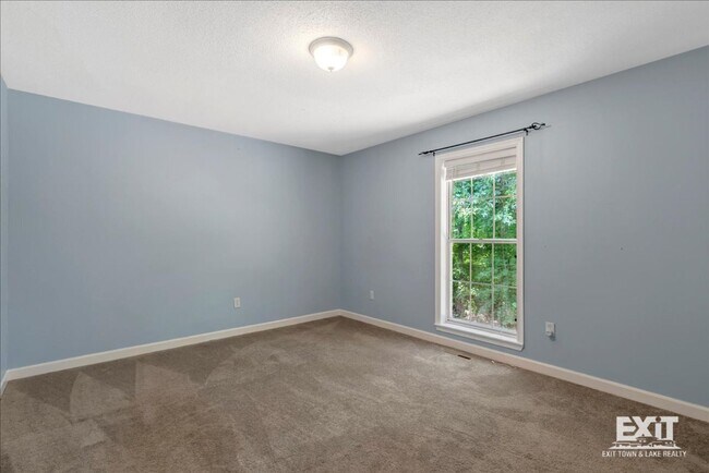 Building Photo - Amazing 4 Bedroom, 3 Bath Home With 2 Kitchens!