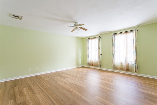 Building Photo - 270 New Braintree Rd