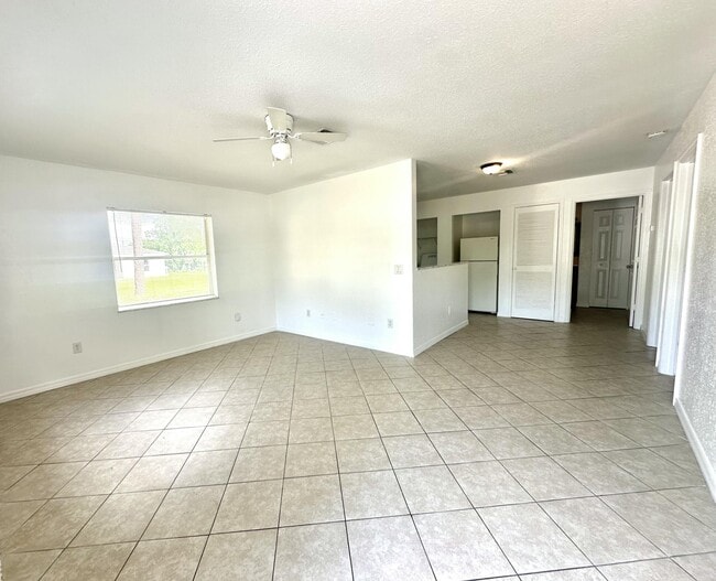 Building Photo - 5106 Sanibel Ave