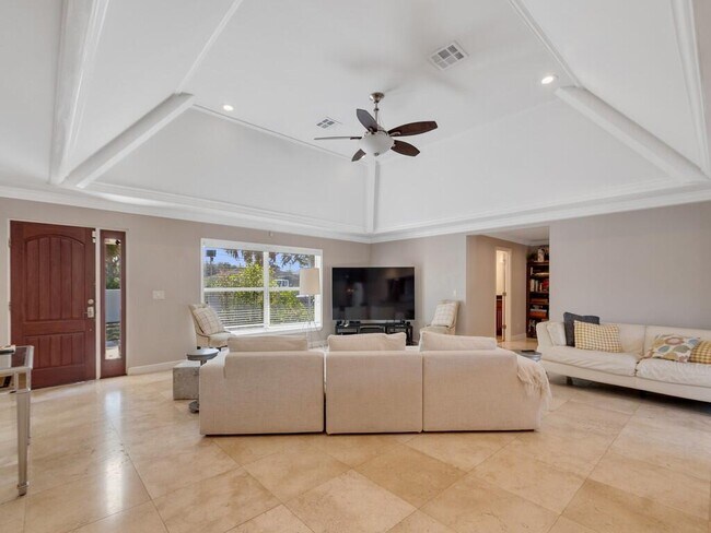 Building Photo - 527 E Causeway Blvd