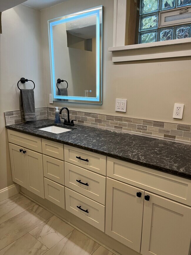 Building Photo - 4732 Harriet Ave