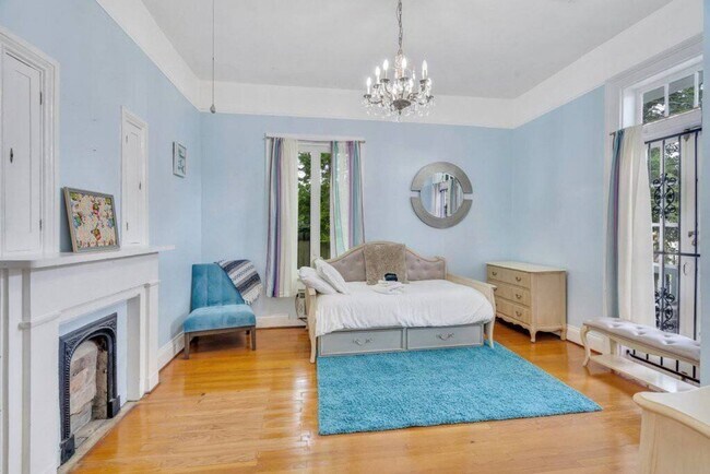 Building Photo - Gorgeous 3BD/2BA Home w/ Off Street Parking, Laundry Room, and Only 1 Block Off St Charles Ave.