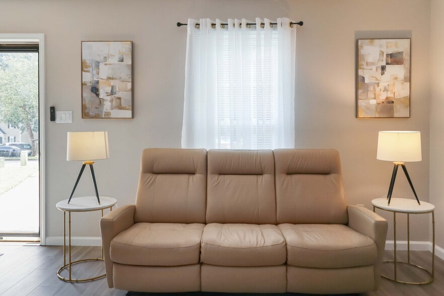 Building Photo - 105 Rhum Pl