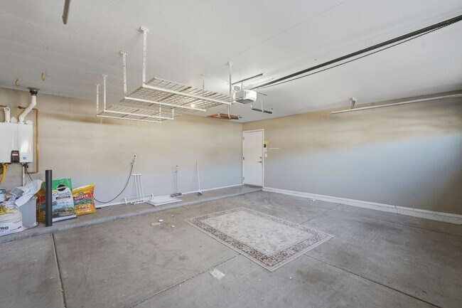 Building Photo - Four beds! Gilbert Location!