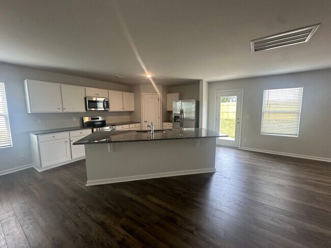 Building Photo - 191 Hornet Dr