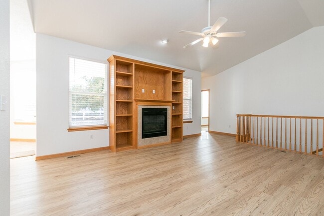 Building Photo - Wonderful ranch style brick home!