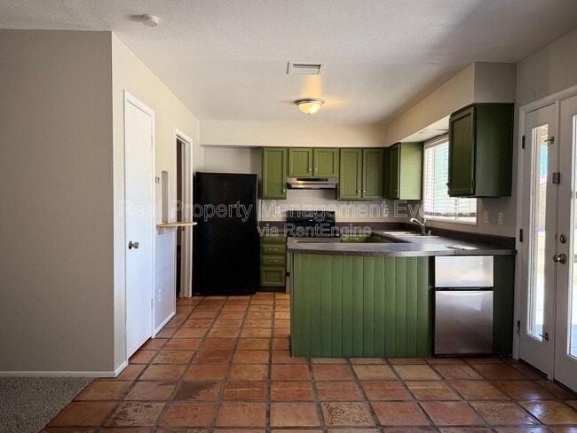 Building Photo - 2401 W Fremont Dr