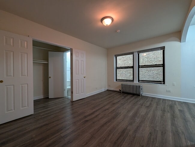 Building Photo - 5417 N Kenmore Ave