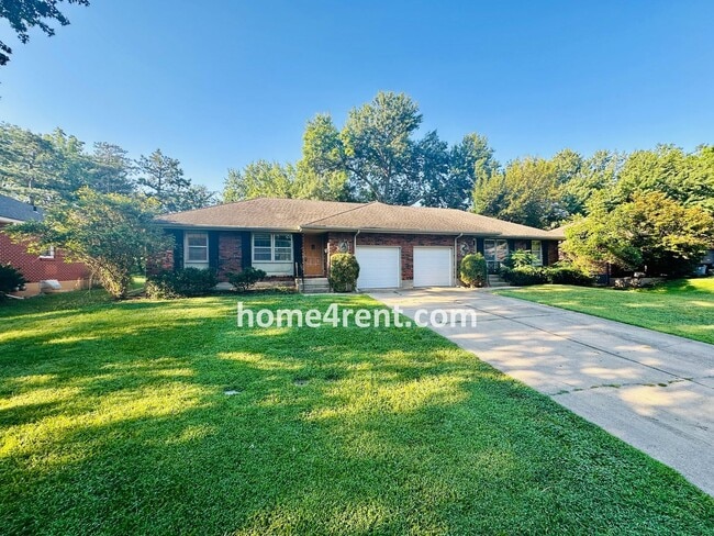 Primary Photo - Charming Duplex Style Home with New Paint,...