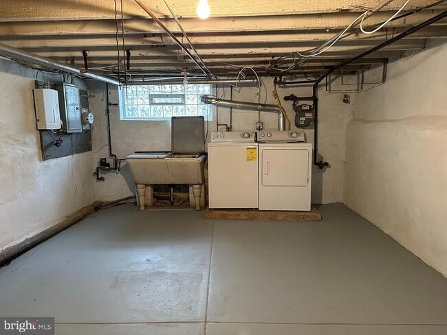 Building Photo - 2525 1/2 Edgemont Street Unit