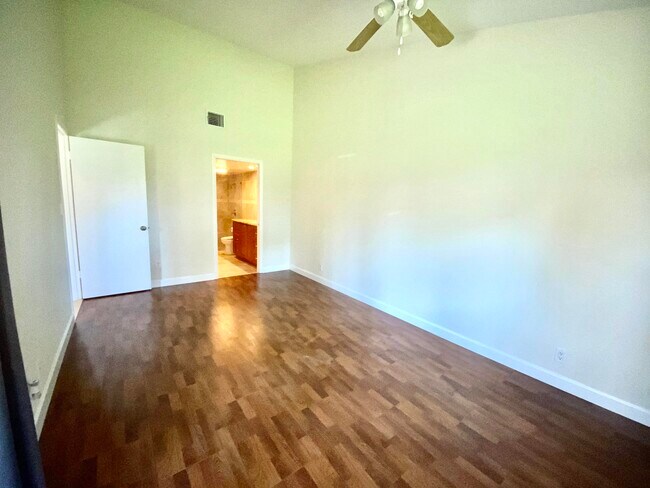 Building Photo - 6447 Parkview Dr