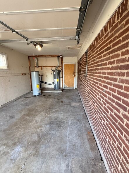 Building Photo - 5202 Hilltop Dr
