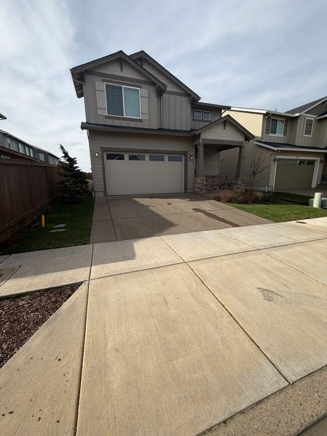 Building Photo - Must See Large Home in HOA Neighborhood!