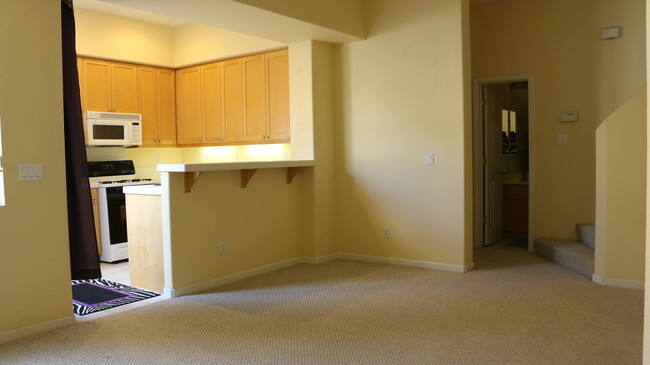 Building Photo - Excellent 2 Bed 2 Bath Town Home